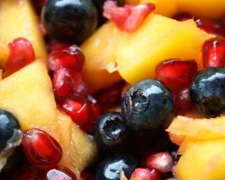 Летний салат из манго, гранатовых зерен и черники