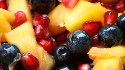 Летний салат из манго, гранатовых зерен и черники