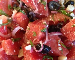 Летний салат с арбузом, мятой и козьим сыром