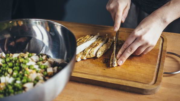 оливье с ароматной куриной грудкой