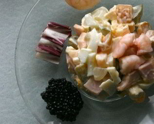 Оливье с креветками и каперсами