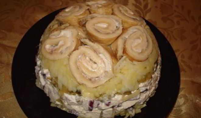 Оливье с омлетными рулетиками