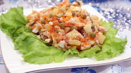 Салат Оливье с курицей и икорной закуской