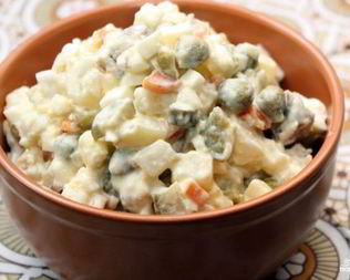 Салат Оливье с солеными огурцами