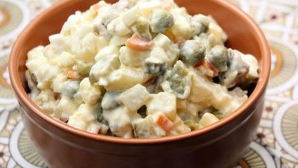 Салат Оливье с солеными огурцами