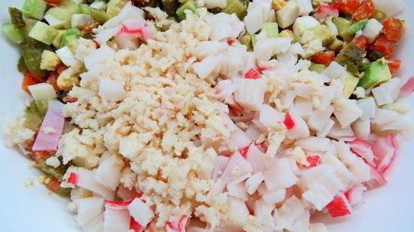 современный оливье с авокадо