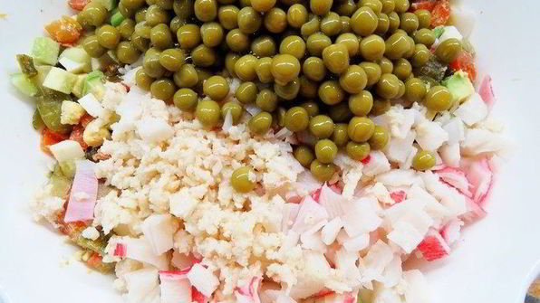 современный оливье с авокадо