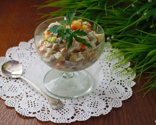 Овощной салат с маринованными грибами и индейкой