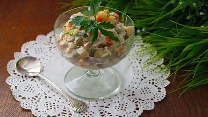 Овощной салат с маринованными грибами и индейкой