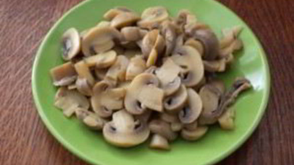 овощной салат с маринованными грибами и индейкой