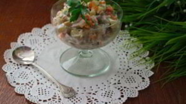 овощной салат с маринованными грибами и индейкой