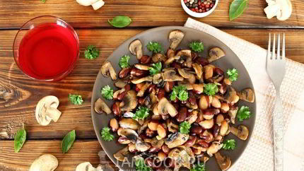 Постный салат с грибами и фасолью