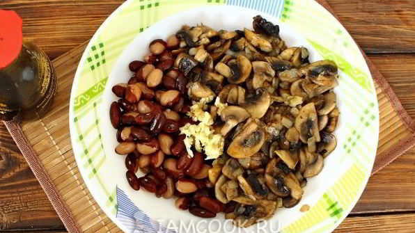 постный салат с грибами и фасолью