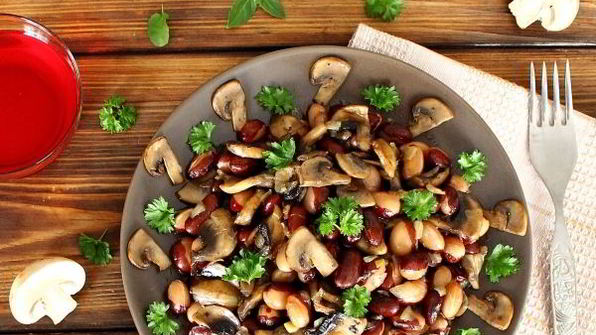 постный салат с грибами и фасолью