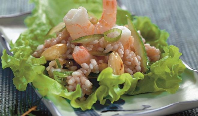 Рисовый салат с креветками
