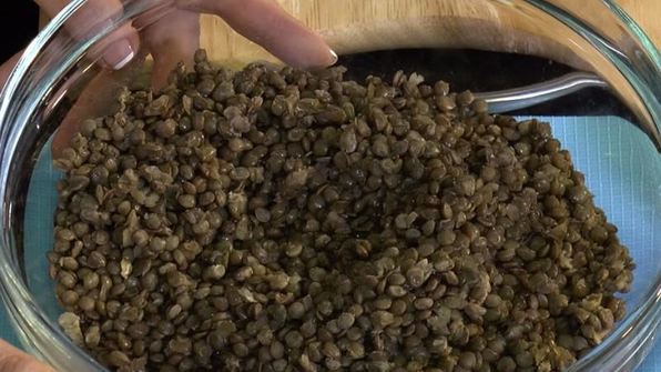 салат из черной чечевицы с зеленью