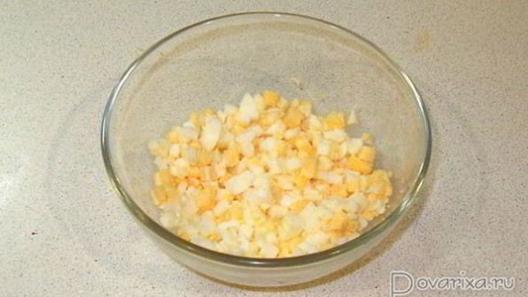 салат из консервированной рыбы с морковью и яйцом