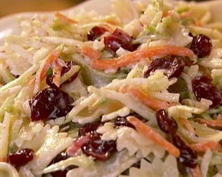 Салат из макарон с брокколи и клюквой