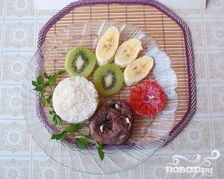 Салат из риса с сердцем и фруктами