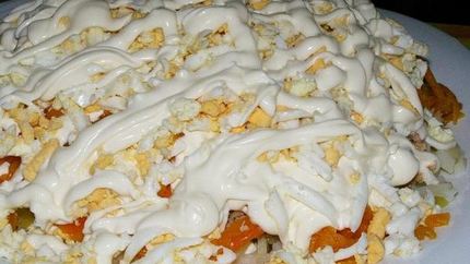 Слоеный салат Печень под шубой с яблоками