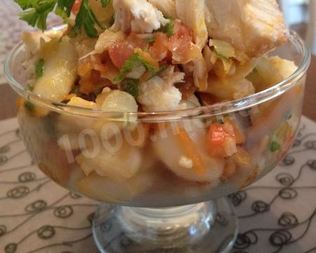 Салат рыбный с фасолью и овощами