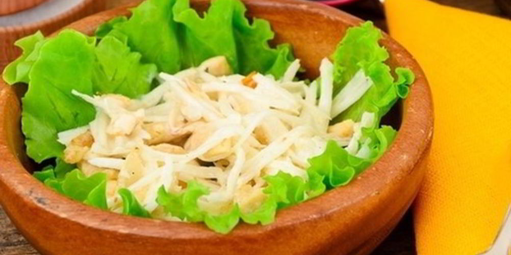 Рецепт салата с дайконом и отварной курицей