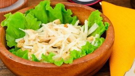 Салат с дайконом и отварной курицей