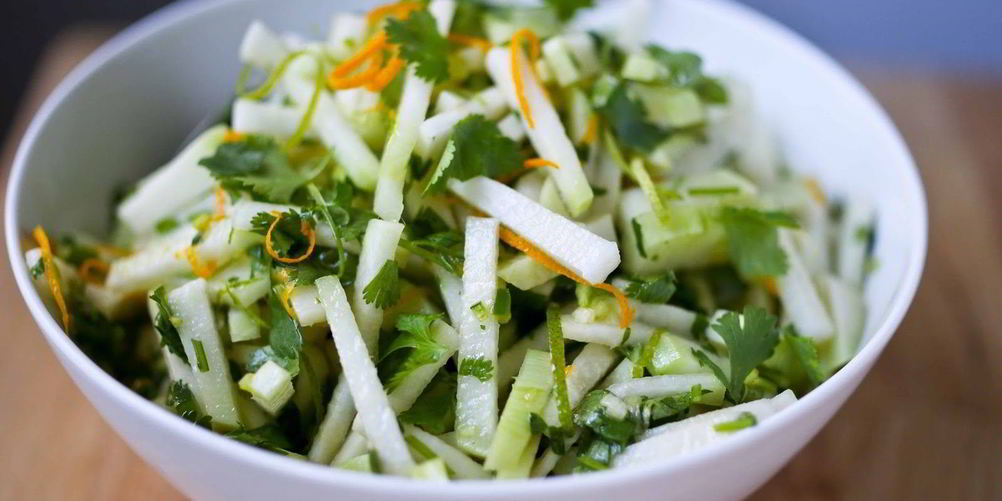 Рецепт салата с кольраби и зеленью