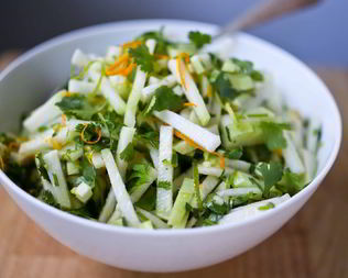 Салат с кольраби и зеленью