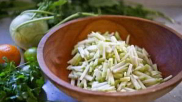 салат с кольраби и зеленью