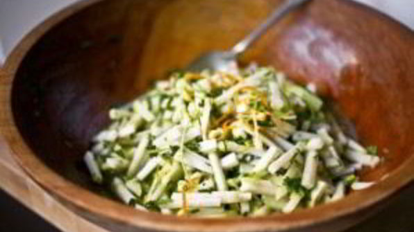 салат с кольраби и зеленью