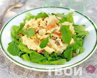 Салат с курицей и сухофруктами