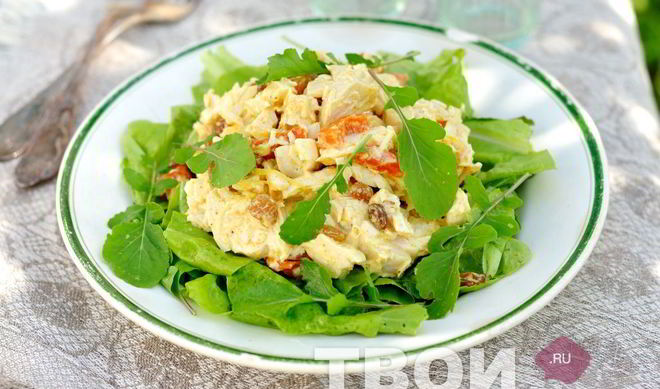 Салат с курицей и сухофруктами