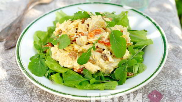 салат с курицей и сухофруктами