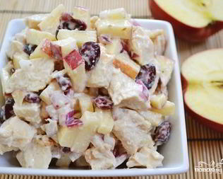 Салат с курицей и яблоком