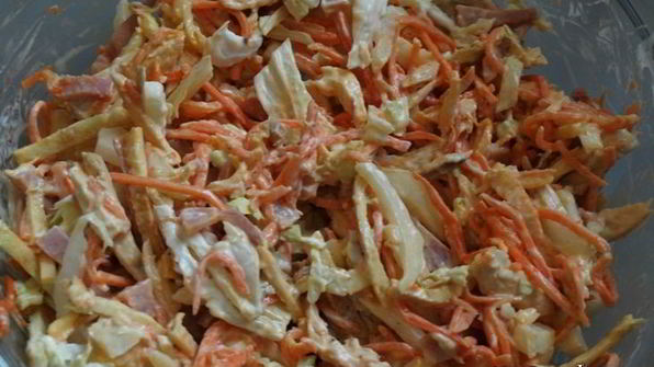 салат с курицей, ветчиной и морковью по-корейски