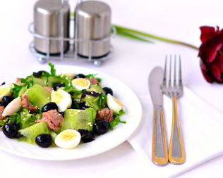 Салат с печенью трески и перепелиными яйцами