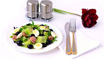 Салат с печенью трески и перепелиными яйцами