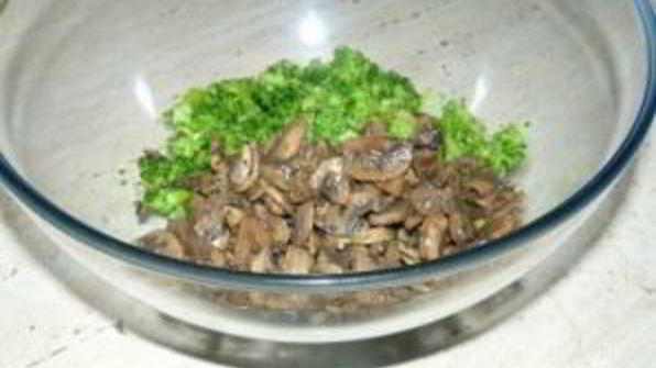 салат с шампиньонами жареными