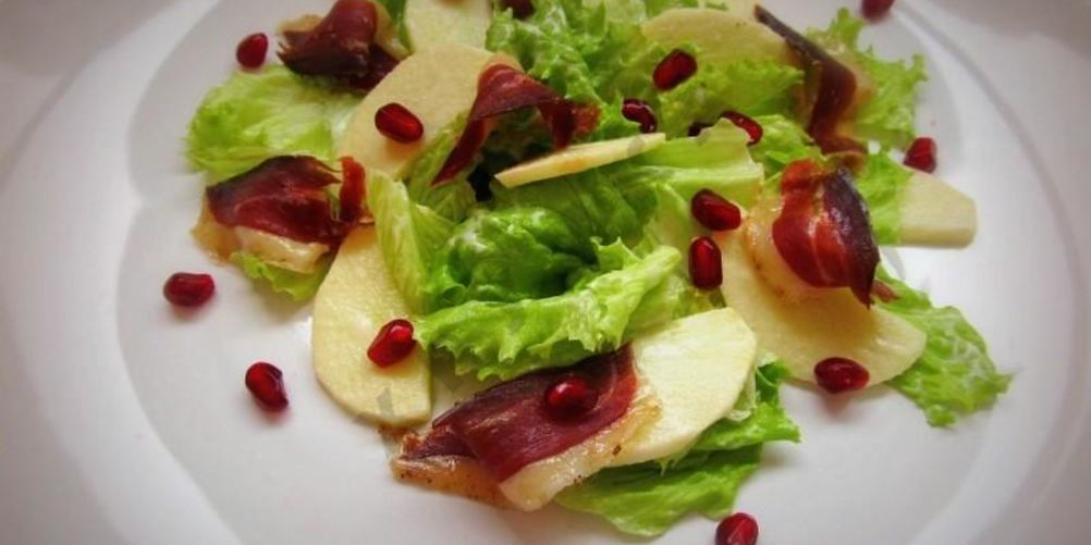 Рецепт салата с яблоком и вяленой утиной грудкой