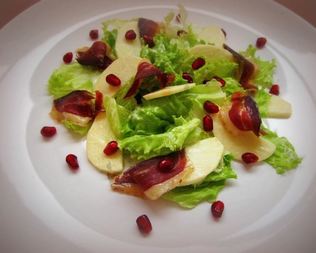 Салат с яблоком и вяленой утиной грудкой