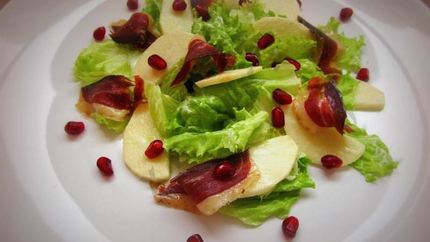 Салат с яблоком и вяленой утиной грудкой