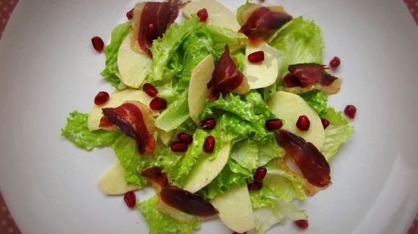 салат с яблоком и вяленой утиной грудкой