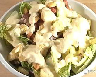 Салат Цезарь c анчоусами и беконом