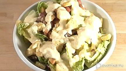 Салат Цезарь c анчоусами и беконом