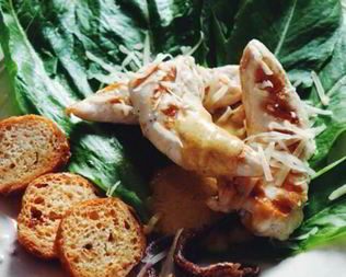 Салат Цезарь с чесночными гренками и салатом ромэн