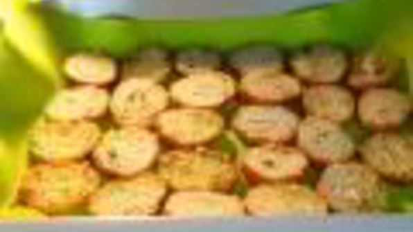 салат цезарь с чесночными гренками и салатом ромэн