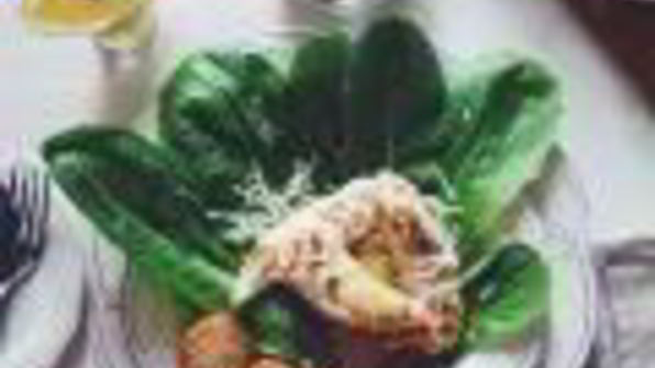 салат цезарь с чесночными гренками и салатом ромэн