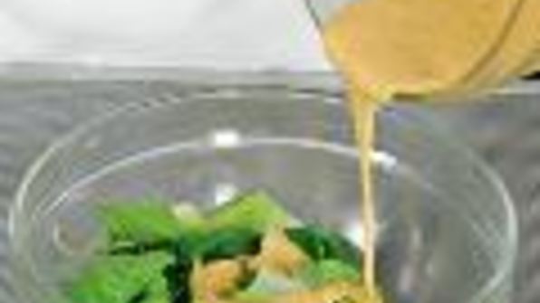 салат цезарь с индейкой на гриле