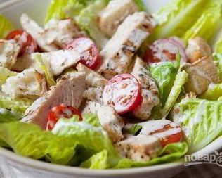 Салат Цезарь с крутонами